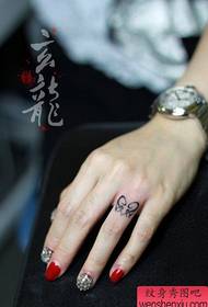 As nenas dedo pequeno tótem popular amor patrón de tatuaxe