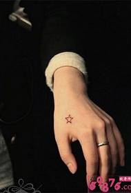 手の裏にあるかわいい星のタトゥー画像