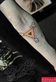 Show de tatuagem, recomendar um padrão de tatuagem triângulo braço