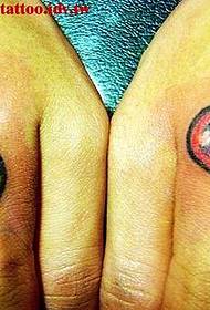 Χέρι έγχρωμο ζευγάρι γλείφει αγάπη τατουάζ