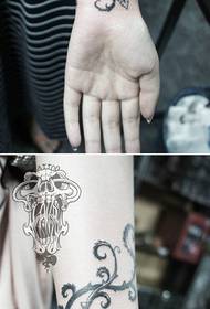 Girl's arm utsøkt pop rose tatoveringsmønster