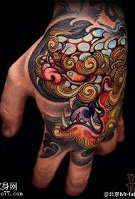 Patró de tatuatge de lleó a la part posterior de la mà