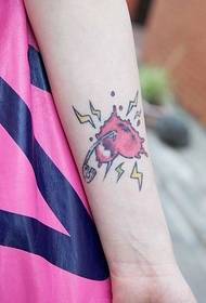 ピンクのハート柄手首のタトゥー画像