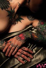 Seksīgu ziedu roku skaistuma krūtīs vilinoša tetovējuma bilde