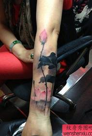 Brazo de rapaza popular fermoso patrón de tatuaxe de loto de tinta