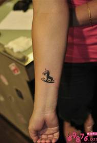 Снимка на татуировка на китката за детска троянска винтидж