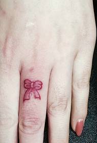 Małe tatuaże z kokardą spadają na małe dłonie i świetnie wyglądają