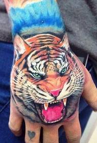 Eskuz koloreko tigre burua tatuaje eredua