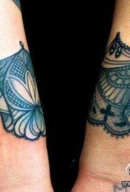 Прекрасан и популаран узорак тетоваже чипке за зглобове дјевојчица