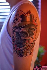 Gambar merokok tengkorak bunga lengan tato