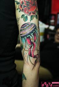 Slika tetovaža ruka meduza ruža cvijet