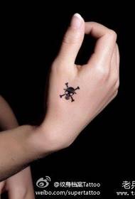 Pigens hånd lille og populær tatoveringsmønster med stramhue af et stykke