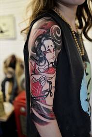 Dominante geisha schoonheid bloem arm tattoo foto