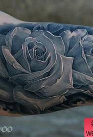 手臂內側有經典的歐美彩色玫瑰紋身