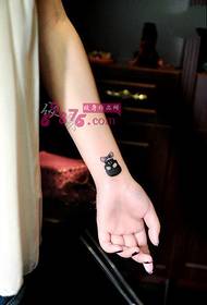 Lille friske tatoveringsbilleder af kraniumshåndled