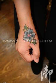 Ručne farebný kvetinový vzor tetovania