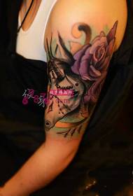 Imagen creativa del tatuaje del caballo del brazo de la flor del color