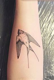Imatge de tatuatge de petita oreneta de braç sexy
