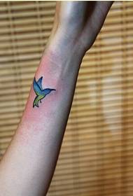 Kvinne håndleddet mote kolibri tatoveringsbilde