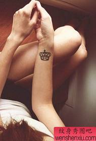 Tato mahkota pergelangan tangan wanita dianggo tato