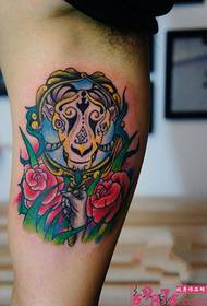 Iso käsivarsi sisällä lampaan pään ruusu tatuointi kuvaa