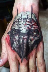 Монструм за тетоважа на лице со уникатен дизајн на задниот дел од раката