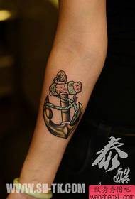 Tyttö käsivarsi suosittu pieni ankkuri tatuointi malli
