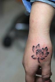 Hand lotus tattoo patroon