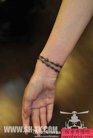 Meitenes plaukstas mazo un populāro aproces tetovējuma modeli