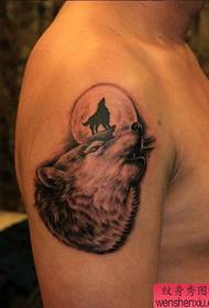 Un patrón de tatuaje de cabeza de lobo de brazo