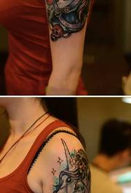 Sesuo didelės rankos vienaragio asmenybės tatuiruotės paveikslėlis