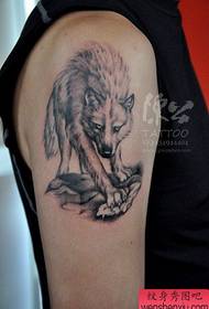 малюнак татуіроўкі воўка з вялікай рукой