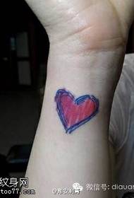 Kvinnan handleden färg färsk ny kärlek tatuering fungerar