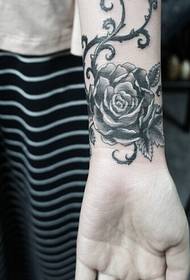 Slika modnog ženskog zapešća prelijepog izgleda ruža tetovaža