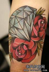 一幅钻石玫瑰纹身图案