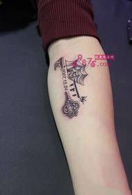 Poza creativă tatuaj braț cu scrisoare creativă