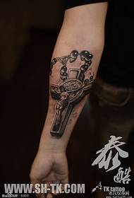 Mão cruz padrão de tatuagem de jesus