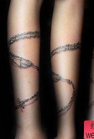 Lány karja rendkívül népszerű karkötő tetoválás minta