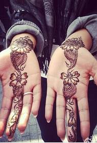 Kaunis käsi palmu kaunis kukka viiniköynnös tatuointi kuva