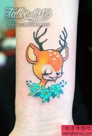 Patrón de tatuaje de ciervo lindo y lindo en la muñeca