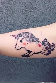 Mà adequada per a un model de tatuatge unicorn bonic i fresc per a dones