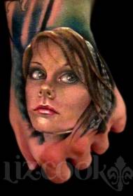 Tangan kembali gaya realistis pola wajah tato wanita penuh warna