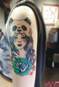 Imagem de tatuagem feminina criativa braço panda flor