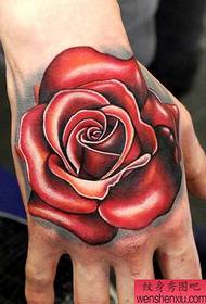 Isang super-stereo rose tattoo sa likod ng kamay