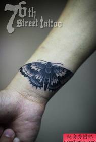 Håndleds populære smukke sort-hvide sommerfugl tatoveringsmønster
