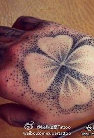 Un punto popular do brazo do patrón de tatuaxe de trevo de catro follas