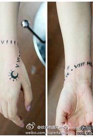 Dívka zápěstí jedno písmeno náramek tetování vzor