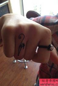 Дівчина пальцем невеликий і популярний татуювання тотем кішка візерунок