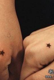 Pequeño y fresco par de tatuajes de estrella de cinco puntas a mano