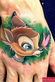 Tattooek sika deer a cute li ser pişta dest